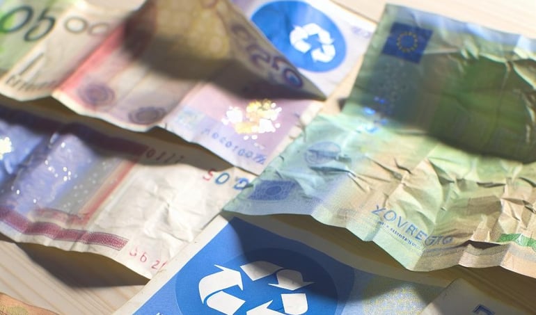 bankbiljetten met een recycle symbool erop