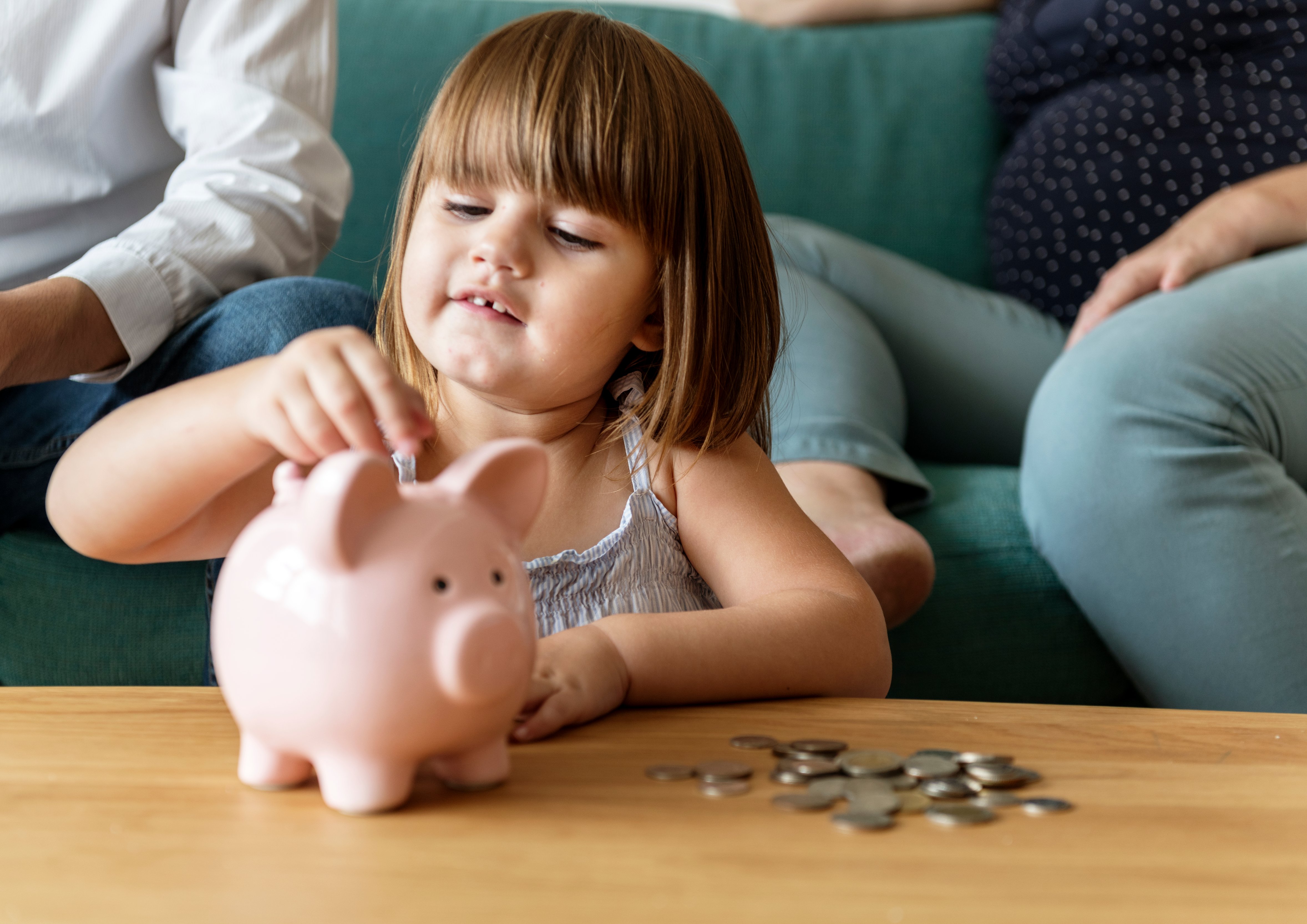 family-child-saving-money-piggy-bank (2)